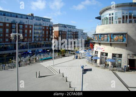 Quartier commerçant de Gunwharf Quays, Portsmouth, Hampshire, Angleterre Banque D'Images