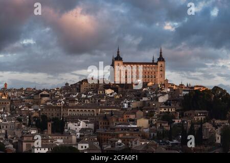 Vue aérienne de la vieille ville avec bâtiments historiques et pierre château sur une colline dans un ciel nuageux au coucher du soleil Banque D'Images