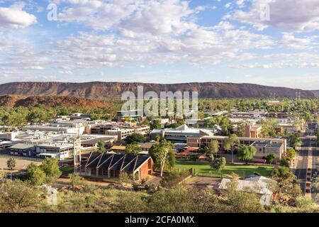 Vue sur la ville d'Alice Springs depuis la colline d'Anzac. Montagnes MacDonnell se trouve à proximité de la ville. Maisons, école et entrepôts. Alice Springs, Stuart Banque D'Images