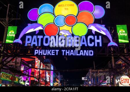Enseigne au néon à l'entrée de la rue Bangla Road Walking Street, Patong Beach, Phuket, Thaïlande Banque D'Images