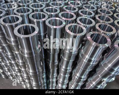 arrière-plan de la pile de production industrielle en acier brillant abstrait avec usinage cnc tuyaux - mise au point sélective et technique de flou de l'objectif Banque D'Images