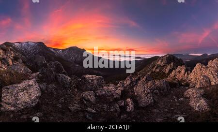 Vue à couper le souffle sur la crête de la montagne située contre le ciel éclatant du coucher du soleil en soirée nuageux dans la nature Banque D'Images