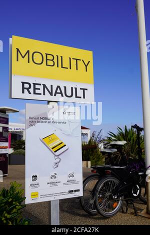 Bordeaux , Aquitaine / France - 09 23 2019 : logo Renault MOBILITÉ et signature textuelle sur le panneau publicitaire du service de location de voiture en libre-service Banque D'Images