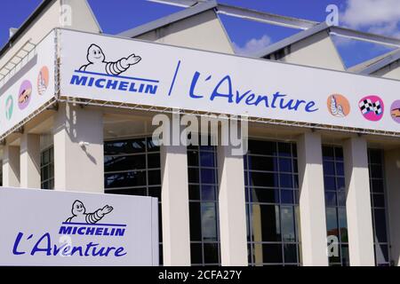 Clermont Ferrand , auvergne / France - 09 23 2019 : logo Michelin l'aventure bibendum logo et texte logo sur l'usine de musée d'entreprise à Clermont Banque D'Images