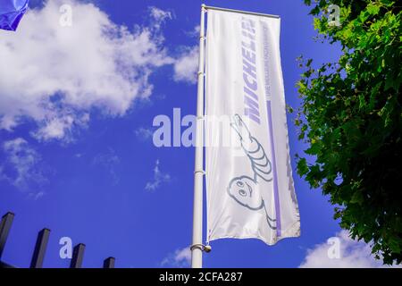 Clermont Ferrand , auvergne / France - 09 23 2019 : logo Michelin bibendum et texte sur le drapeau blanc du magasin de pneus Banque D'Images