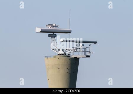 Système radar DE SURVEILLANCE CÔTIÈRE. Deux radars marins sur la tour Banque D'Images