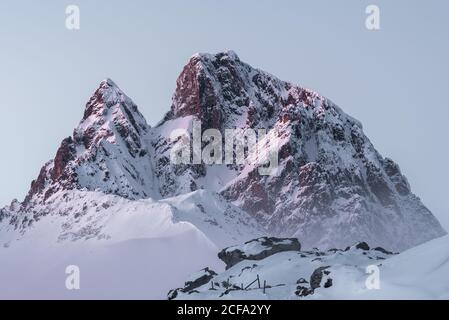Pics de montagne aigus partiellement couverts de neige sous ciel nuageux en hiver Banque D'Images