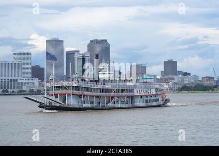 La Nouvelle-Orléans, Louisiane/Etats-Unis - 8/30/2020: Bateau à vapeur Natchez avec Skyline de la Nouvelle-Orléans Banque D'Images