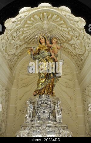 Statue de la Vierge et de l'enfant à l'intérieur de la basilique notre-Dame du Mont Carmel à la Valette, Malte. Banque D'Images