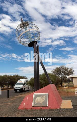 Minibus de location au Tropic de Capricorne. Sculpture du globe terrestre. Marqueur placé à cette latitude. Camping autorisé. Stuart Highway, Alice Springs, Nord Banque D'Images