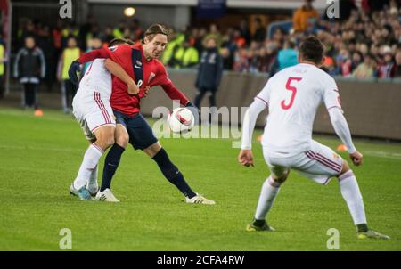 Un joueur hongrois a une bonne prise sur le Norway Stefan Johansen (8) lors du match de l'UEFA Euro 2016 entre la Norvège et la Hongrie à Ullevaal à Oslo (Gonzales photo/Jan-Erik Eriksen). Banque D'Images