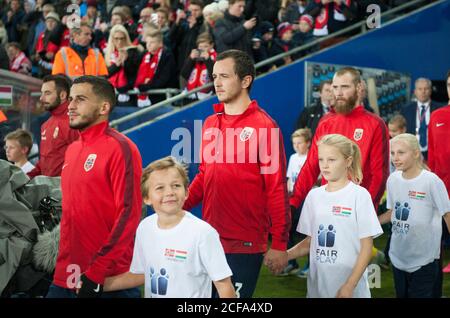 Les joueurs norvégiens entrent dans le stade Ullevaal à Oslo où ils affrontent la Hongrie lors du premier match de l'UEFA Euro 2016 (Gonzales photo/Jan-Erik Eriksen). Banque D'Images