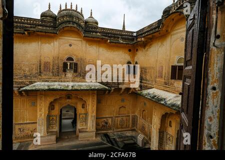 Jaipur, Inde - août 2020: Vue du fort de Nahargarh, également connu sous le nom de fort de tigre, à Jaipur le 31 août 2020 à Rajasthan, Inde. Banque D'Images