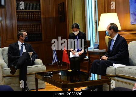 Athènes, Grèce. 04e septembre 2020. Kyriakos Mitsotakis (à gauche) et Yang Jiechi (à droite), membre du Bureau politique et directeur de la Commission des affaires étrangères du Comité central du Parti communiste de Chine, au cours de leur réunion. (Photo par Dimitrios Karvountzis/Pacific Press) crédit: Pacific Press Media production Corp./Alay Live News Banque D'Images