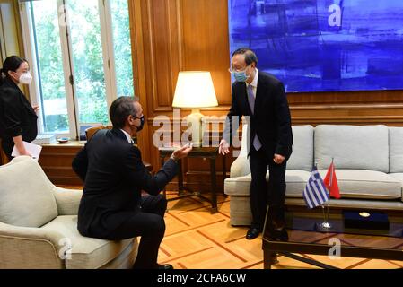 Athènes, Grèce. 04e septembre 2020. Kyriakos Mitsotakis (à gauche) et Yang Jiechi (à droite), membre du Bureau politique et directeur de la Commission des affaires étrangères du Comité central du Parti communiste de Chine, au cours de leur réunion. (Photo par Dimitrios Karvountzis/Pacific Press) crédit: Pacific Press Media production Corp./Alay Live News Banque D'Images