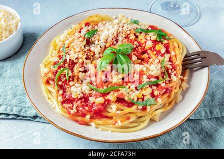 Gros plan sur les pâtes italiennes. Spaghetti à la sauce tomate, au fromage et au basilic Banque D'Images