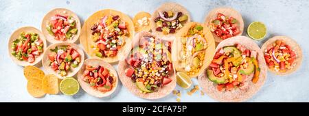 Cuisine mexicaine panoramique, un plat. Tacos végétariens avec légumes, nachos et limes, tiré du dessus Banque D'Images