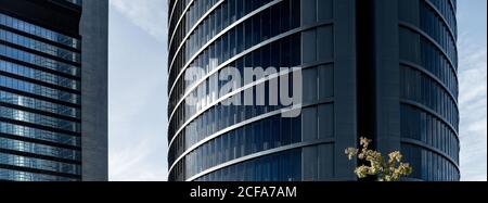 Tours en verre de haute élévation de bâtiments modernes contre bleu ciel ciel Banque D'Images
