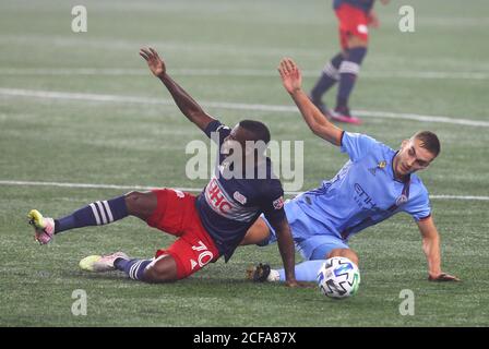 Stade Gillette. 2 septembre 2020. MA, États-Unis; la révolution de la Nouvelle-Angleterre avance Cristian Penilla (70) et le milieu de terrain de New York James Sands (16) en action lors d'un match MLS entre le New York City FC et la révolution de la Nouvelle-Angleterre au stade Gillette. Anthony Nesmith/CSM/Alamy Live News Banque D'Images