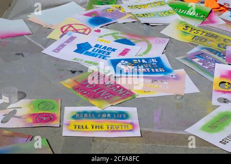 Pulvérisation de pochoir à l'aide de peinture à la craie effaçable. Slogans, Rebel for Life, Black Lives Matter, nous voulons vivre. Extinction rébellion protestation Manchester, Royaume-Uni Banque D'Images