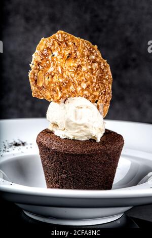 Coulant au chocolat servi avec pile de glace et croustillant sur la plaque blanche Banque D'Images