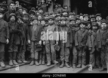 Les garçons travaillent dans disjoncteur disjoncteur Ewen of Pennsylvania Coal Co. Banque D'Images