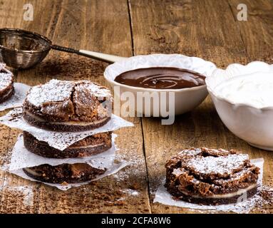 Arrondir les brownies fraîchement cuites sur la table avec des bols de chocolat et beurre Banque D'Images