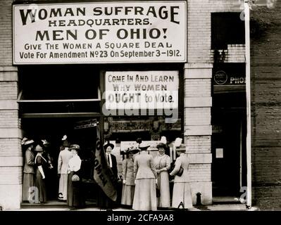 Femme dans la région de Euclid siège suffrage Avenue, Cleveland--A Banque D'Images