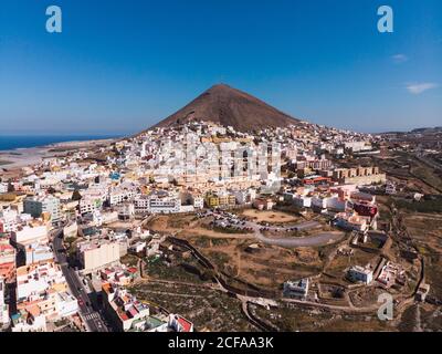 Vue de drone de la petite ville de Galdar placé sur l'île de Gran Canaria avec sommet de montagne sous le ciel bleu, Espagne Banque D'Images