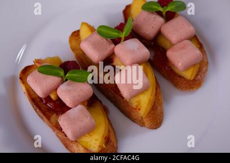 L'apéritif. Foie gras à la mangue et à la framboise sur le pain. dof peu profond. Banque D'Images