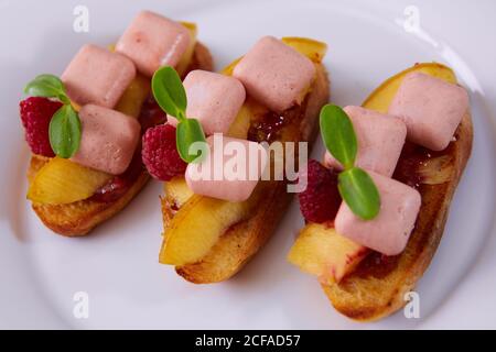 L'apéritif. Foie gras à la mangue et à la framboise sur le pain. dof peu profond. Banque D'Images