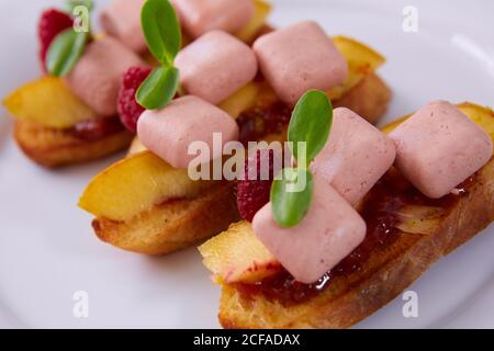 L'apéritif. Foie gras à la mangue et à la framboise sur le pain. dof peu profond. Banque D'Images