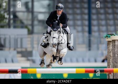 04 septembre 2020, Rhénanie-du-Nord-Westphalie, Aix-la-Chapelle : Marcus Ehning, un pull-over d'Allemagne, saute sur un obstacle avec un saut sur son cheval, Calanda, lors de la compétition de saut-de-spectacle au Concours International de saut à-tête d'Aix-la-Chapelle. Photo: Rolf Vennenbernd/dpa Banque D'Images