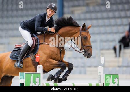 04 septembre 2020, Rhénanie-du-Nord-Westphalie, Aix-la-Chapelle : Kevin Staut, cavalier-spectacle de France, saute sur un obstacle dans la compétition de saut au Concours International de saut Aachen sur son cheval, Vegas de la folie, avec des sauts-offs. Photo: Rolf Vennenbernd/dpa Banque D'Images