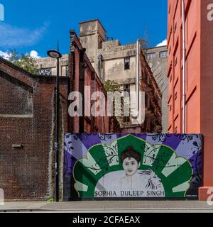 Anciens entrepôts abandonnés sur le front de mer d'Ipswich. Certains des entrepôts ont des peintures murales à Black Lives Matter et Sophie Duleep Singh. Banque D'Images