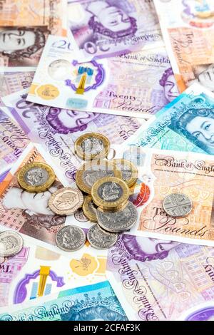 Nouvelles pièces et billets en polymère de livre britannique dispersés Banque D'Images