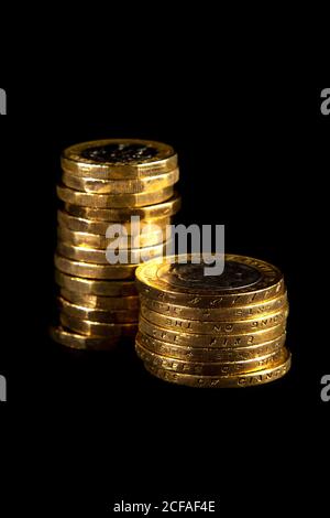 Studio shot de pièces de livre britannique empilées £1 et £2 Banque D'Images