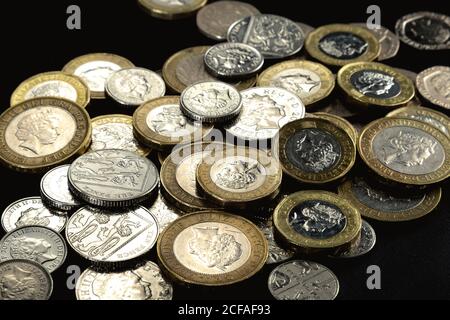 Photo de studio de pièces de livre britannique éparpillées Banque D'Images