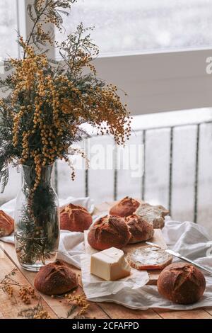 Fleurs de mimosas jaunes dans un vase sur une table Banque D'Images
