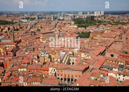 Bologne, Italie - 11 août 2018 : vue aérienne de Bologne et du centre historique de la ville. Banque D'Images