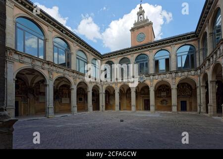 Cour intérieure d'Archiginnasio à Bologne, Italie. Le bâtiment abrite actuellement la bibliothèque municipale d'Archiginnasio et le théâtre anatomique Banque D'Images