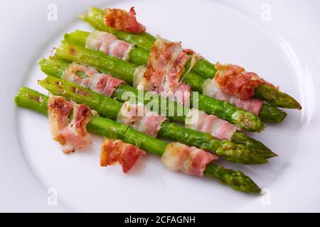 Les asperges enveloppées de bacon. dof peu profond Banque D'Images