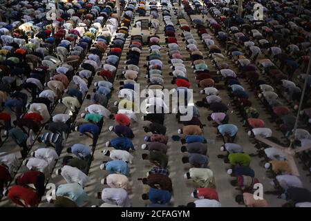 4 septembre 2020, Dhaka, Dhaka, Bangladesh: On a vu les gens accomplir la prière du vendredi ensemble sans maintenir une distance de sécurité entre les deux durant la pandémie COVID-19. (Image de crédit : © M. Rakibul Hasan/ZUMA Wire) Banque D'Images