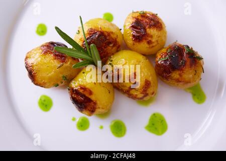 Cuisine végétalienne. Petites pommes de terre grillées au romarin. dof peu profond. Banque D'Images