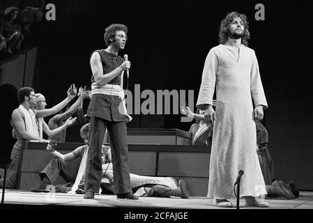 l-r: Stephen Tate (Judas Iscariot), Paul Nicholas (Jesus) en JÉSUS CHRIST SUPERSTAR au Palace Theatre, Londres W1 09/08/1972 musique: Andrew Lloyd Webber paroles: Tim Rice Set design: Brian Thomson costumes: Gabriella Falk éclairage: Jules Fisher chorégraphie: Rufus Collins réalisateur: Jim Sharman Banque D'Images