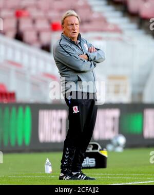 Neil Warnock, le directeur de Middlesbrough, observe la ligne de contact lors du premier match rond de la Carabao Cup au stade Riverside, à Middlesbrough. Banque D'Images