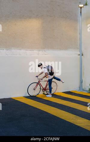 Homme caucasien prenant un vélo pour l'équitation Banque D'Images