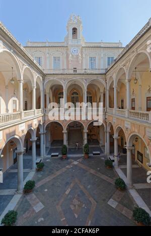 Gênes, Italie - 6 août 2018 : Galerie du Palazzo Doria Tursi sur la via Garibaldi. Banque D'Images