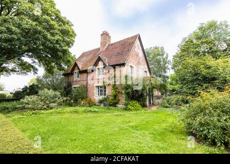 Un cottage rural traditionnel en brique et un jardin dans le village de Hinton Ampner, Bramdean, près d'Alresford, Hampshire, dans le sud de l'Angleterre Banque D'Images