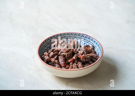 Baies de Goji / baies enrobées de chocolat amer. En-cas biologiques et crus sains de Wolfberry. Prêt à manger. Banque D'Images